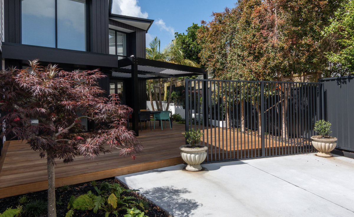 Deck decking kwila vitex louver landscaping plants build maintain joists bearers foundation concrete levels screens entry planks boardwalk retaining wall fence security gate ceader