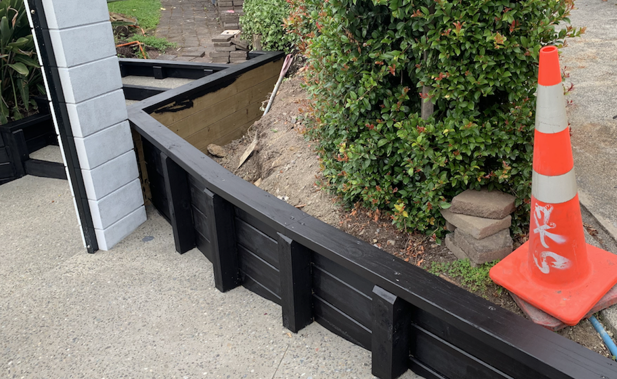 Deck decking kwila vitex louver landscaping plants build maintain joists bearers foundation concrete levels screens entry planks boardwalk retaining wall fence security gate ceader